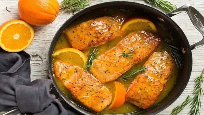 Món cá hồi sốt cam có hương vị thơm lừng, thịt cá mềm ngọt, chứa nhiều vitamin rất tốt cho cơ thể.