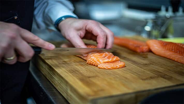 Hình ảnh đầu bếp cắt miếng cá sashimi tươi ngon
