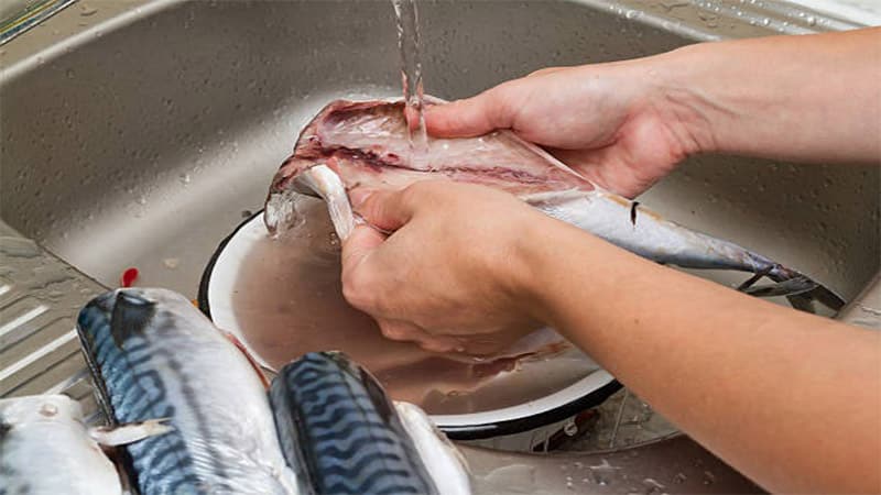 Rửa sạch cá hồi loại bỏ đi xương và da sau đó lau khô bằng giấy absorbent