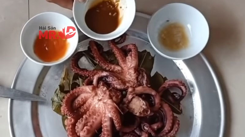 Cách làm bạch tuộc hấp lá ổi thơm ngon, đơn giản tại nhà